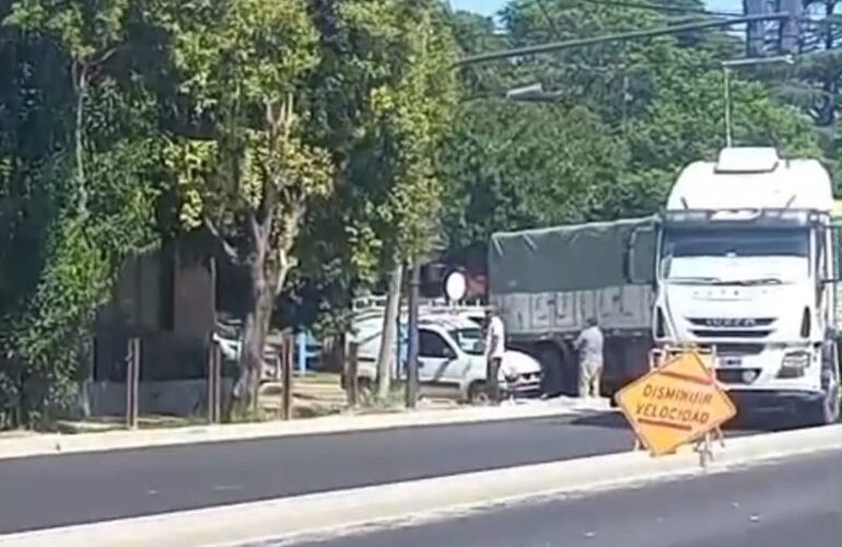 Imagen de Cami&oacute;n y utilitario involucrados en un accidente