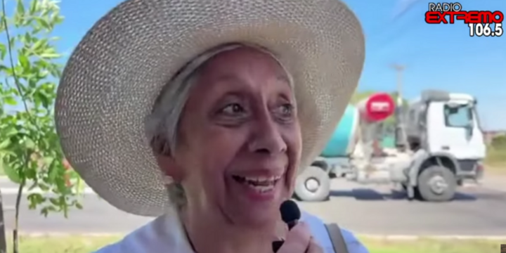 Maria Cristina Ibarra hoy juntando firmas en el ingreso de zona norte de la ciudad