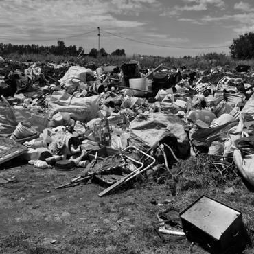 Imagen de El gobierno de Tonelli gener&oacute; un basural a cielo abierto en la playa de estacionamiento de camiones