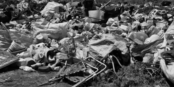 Imagen de El gobierno de Tonelli gener&oacute; un basural a cielo abierto en la playa de estacionamiento de camiones