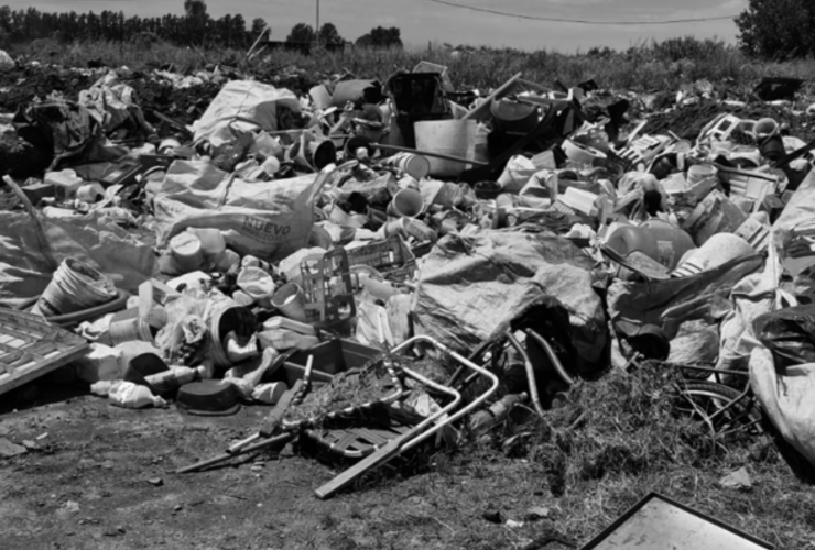 Imagen de El gobierno de Tonelli gener&oacute; un basural a cielo abierto en la playa de estacionamiento de camiones