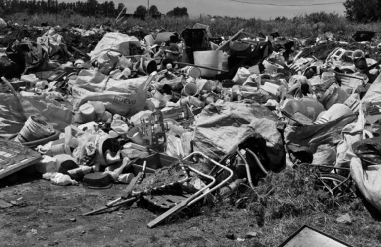 Imagen de El gobierno de Tonelli gener&oacute; un basural a cielo abierto en la playa de estacionamiento de camiones