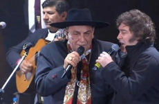 Imagen de Javier Milei revolucion&oacute; Jes&uacute;s Mar&iacute;a y cant&oacute; "Amor Salvaje" junto al Chaque&ntilde;o Palavecino