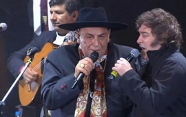 Imagen de Javier Milei revolucion&oacute; Jes&uacute;s Mar&iacute;a y cant&oacute; "Amor Salvaje" junto al Chaque&ntilde;o Palavecino