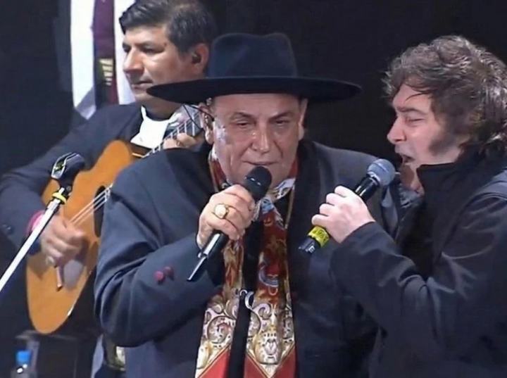 Imagen de Javier Milei revolucion&oacute; Jes&uacute;s Mar&iacute;a y cant&oacute; "Amor Salvaje" junto al Chaque&ntilde;o Palavecino