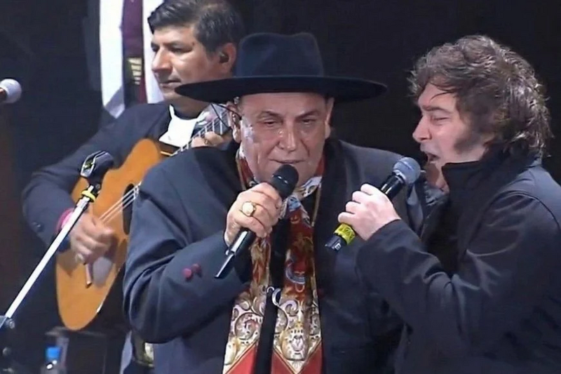 Imagen de Javier Milei revolucion&oacute; Jes&uacute;s Mar&iacute;a y cant&oacute; "Amor Salvaje" junto al Chaque&ntilde;o Palavecino