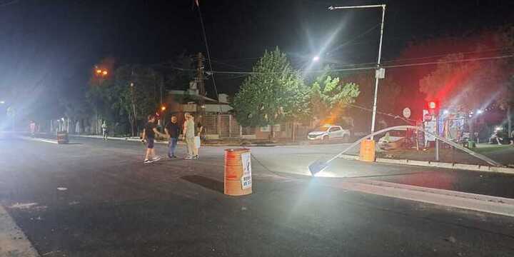 Imagen de Destrozos en Ruta 21: un cami&oacute;n derrib&oacute; cables, sem&aacute;foros y una columna