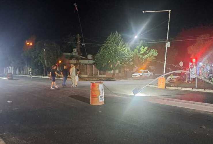 Imagen de Destrozos en Ruta 21: un cami&oacute;n derrib&oacute; cables, sem&aacute;foros y una columna