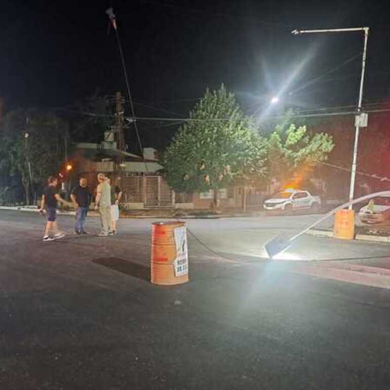 Imagen de Destrozos en Ruta 21: un cami&oacute;n derrib&oacute; cables, sem&aacute;foros y una columna