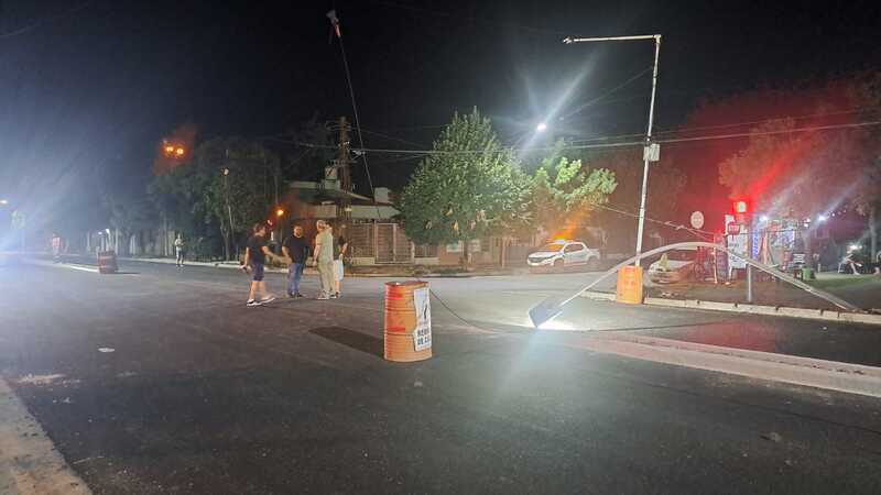 Imagen de Destrozos en Ruta 21: un cami&oacute;n derrib&oacute; cables, sem&aacute;foros y una columna