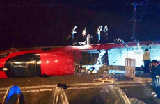 La locomotora y varios vagones tumbados tras el siniestro.