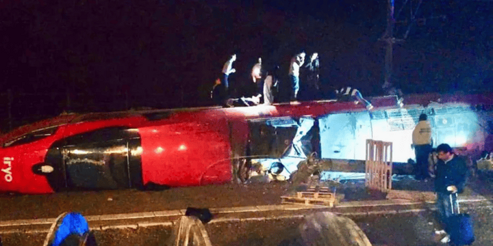La locomotora y varios vagones tumbados tras el siniestro.