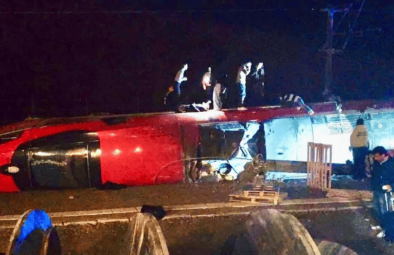 La locomotora y varios vagones tumbados tras el siniestro.