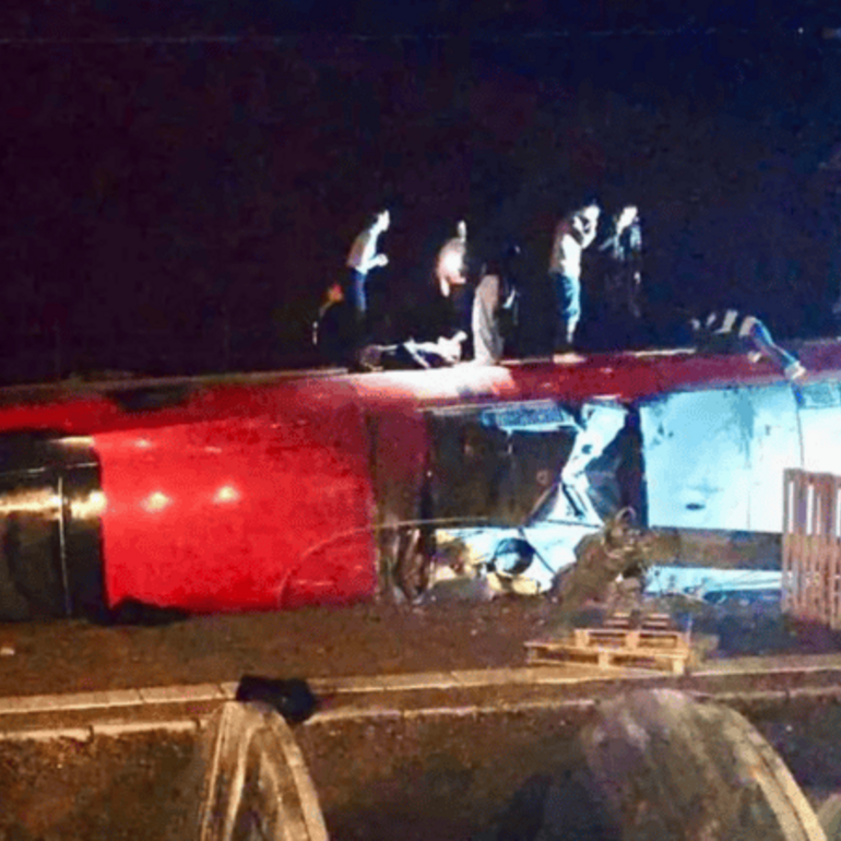 La locomotora y varios vagones tumbados tras el siniestro.