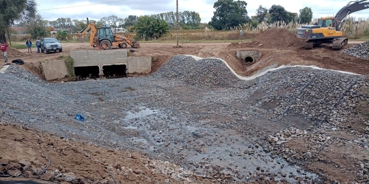 Imagen de Plan h&iacute;drico en Santa Fe: la Provincia interviene en 100 localidades para mitigar inundaciones y sequ&iacute;as