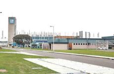 Imagen de Crisis automotriz: General Motors extender&aacute; los parates en su planta de Alvear durante todo el 2026
