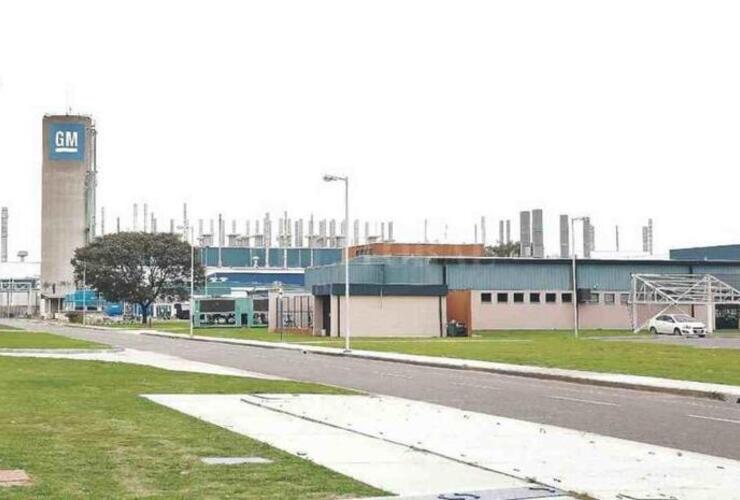 Imagen de Crisis automotriz: General Motors extender&aacute; los parates en su planta de Alvear durante todo el 2026
