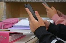 En las aulas de Santa Fe el uso de celulares ser&aacute; cada vez m&aacute;s restringido