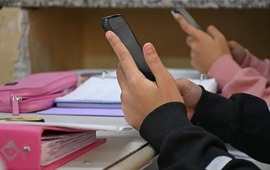En las aulas de Santa Fe el uso de celulares ser&aacute; cada vez m&aacute;s restringido