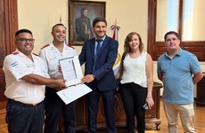 Imagen de Pueblo Esther: Pullaro entreg&oacute; un aporte y equipamientos al cuartel de bomberos voluntarios