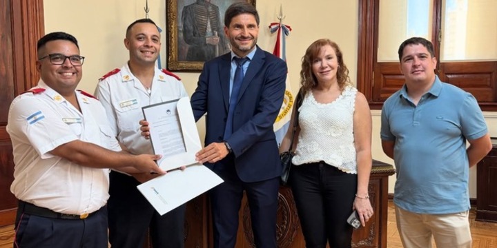 Imagen de Pueblo Esther: Pullaro entreg&oacute; un aporte y equipamientos al cuartel de bomberos voluntarios