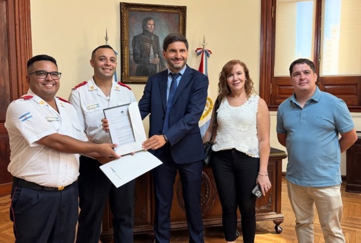 Imagen de Pueblo Esther: Pullaro entreg&oacute; un aporte y equipamientos al cuartel de bomberos voluntarios