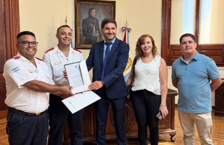 Imagen de Pueblo Esther: Pullaro entreg&oacute; un aporte y equipamientos al cuartel de bomberos voluntarios