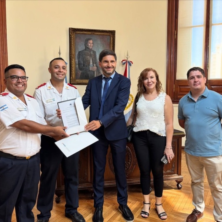Imagen de Pueblo Esther: Pullaro entreg&oacute; un aporte y equipamientos al cuartel de bomberos voluntarios