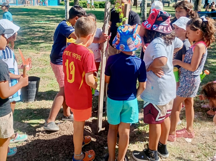 Imagen de Colonia Libertad: los chicos de General Lagos plantaron &aacute;rboles en su jornada especial