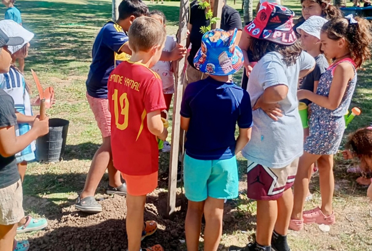 Imagen de Colonia Libertad: los chicos de General Lagos plantaron &aacute;rboles en su jornada especial