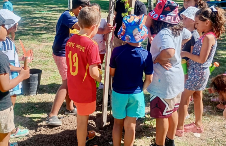Imagen de Colonia Libertad: los chicos de General Lagos plantaron &aacute;rboles en su jornada especial