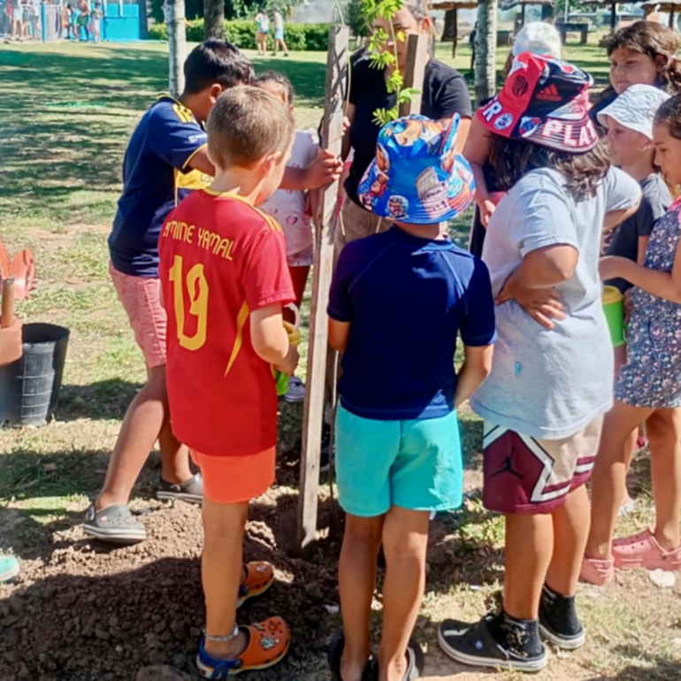 Imagen de Colonia Libertad: los chicos de General Lagos plantaron &aacute;rboles en su jornada especial