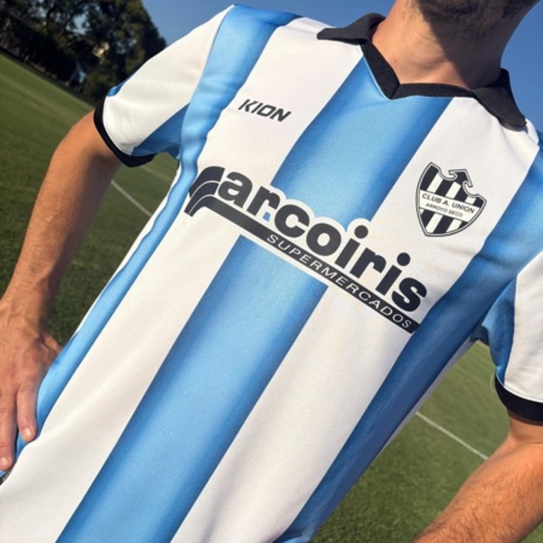 Imagen de F&uacute;tbol: Uni&oacute;n usar&aacute; su nueva camiseta 'celeste y blanca' en competencias hasta el 25 de Mayo de este a&ntilde;o