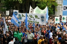 Los no docentes de la UNR se expresaron contra la decisi&oacute;n unilateral de Naci&oacute;n