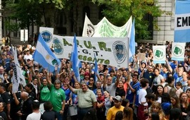 Los no docentes de la UNR se expresaron contra la decisi&oacute;n unilateral de Naci&oacute;n