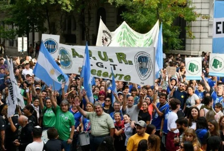 Los no docentes de la UNR se expresaron contra la decisi&oacute;n unilateral de Naci&oacute;n