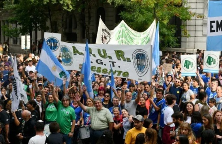 Los no docentes de la UNR se expresaron contra la decisi&oacute;n unilateral de Naci&oacute;n