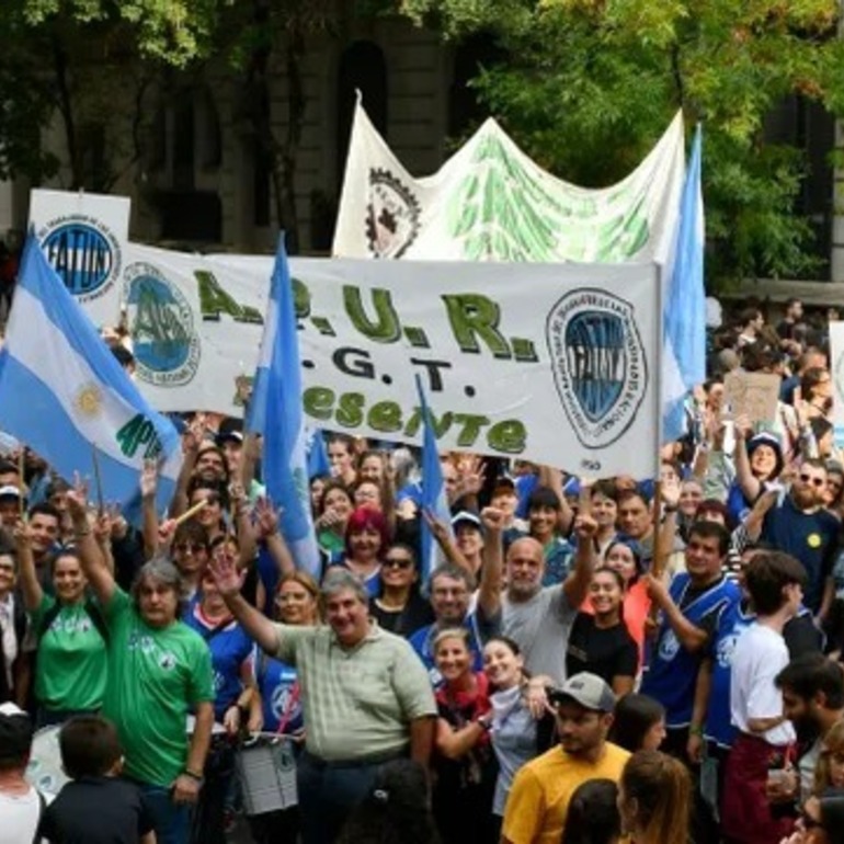Los no docentes de la UNR se expresaron contra la decisi&oacute;n unilateral de Naci&oacute;n
