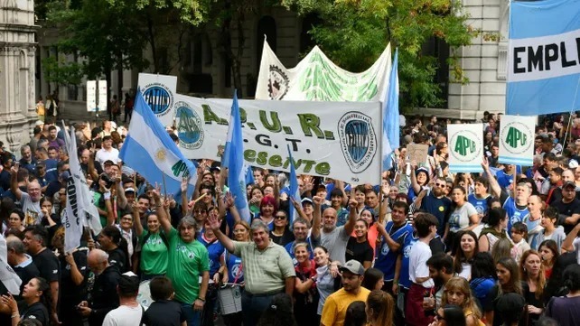 Los no docentes de la UNR se expresaron contra la decisi&oacute;n unilateral de Naci&oacute;n
