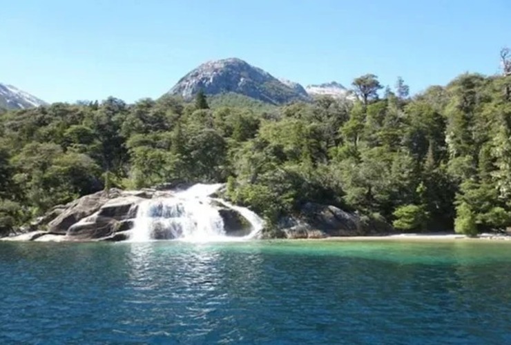 La mujer se deslizó en la Cascada Frey, se golpeó la cabeza contra una roca y murió. La mujer se deslizó en la Cascada Frey, se golpeó la cabeza contra una roca y murió.