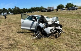 El autom&oacute;vil que choc&oacute; con la moto en ruta 8.