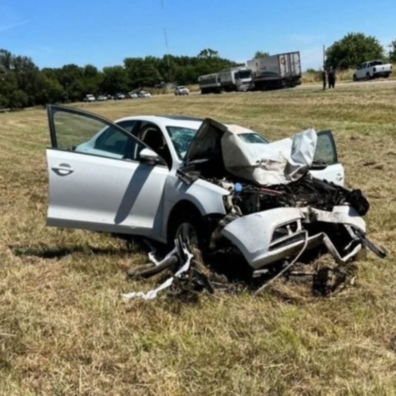 El autom&oacute;vil que choc&oacute; con la moto en ruta 8.