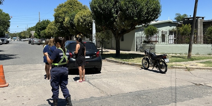 Imagen de Accidente de tr&aacute;nsito entre un auto y una moto en Ju&aacute;rez Celman y Sargento Cabral