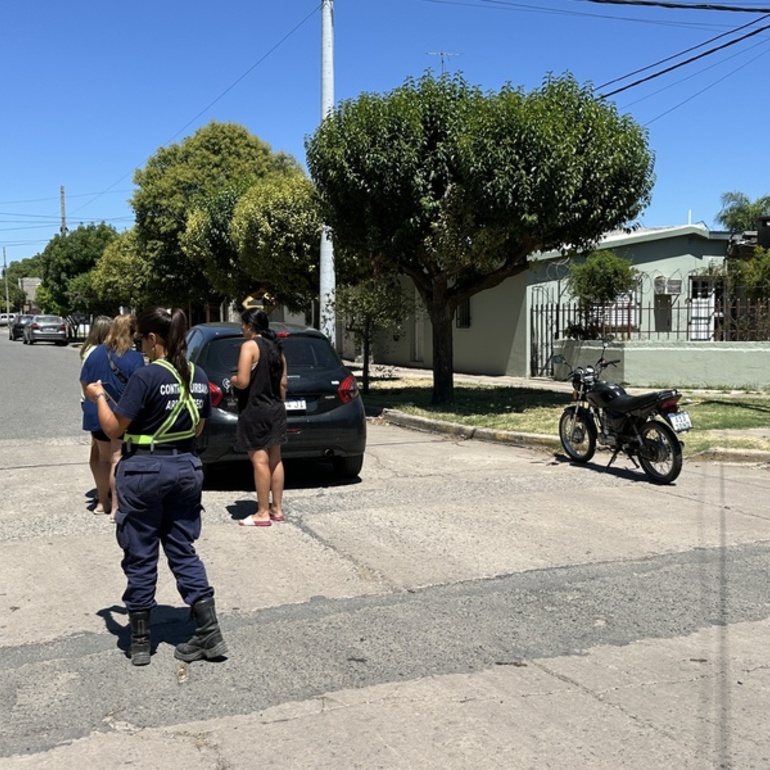 Imagen de Accidente de tr&aacute;nsito entre un auto y una moto en Ju&aacute;rez Celman y Sargento Cabral