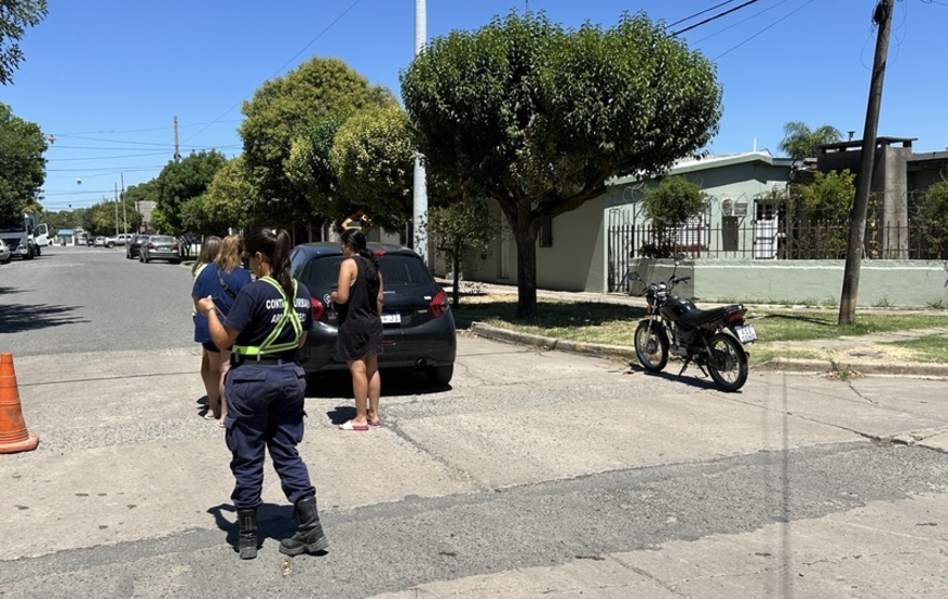 Imagen de Accidente de tr&aacute;nsito entre un auto y una moto en Ju&aacute;rez Celman y Sargento Cabral