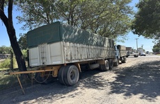 Imagen de Reclamo por un cami&oacute;n y acoplado en calle Kennedy, que est&aacute;n estacionados hace 3 a&ntilde;os y nadie los quita.