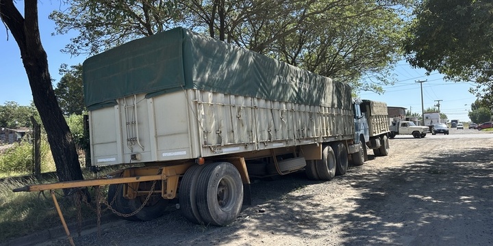 Imagen de Reclamo por un cami&oacute;n y acoplado en calle Kennedy, que est&aacute;n estacionados hace 3 a&ntilde;os y nadie los quita.