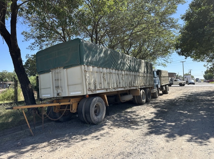 Imagen de Reclamo por por un cami&oacute;n y acoplado en calle Kennedy, que est&aacute;n estacionados hace 3 a&ntilde;os y nadie los quita.