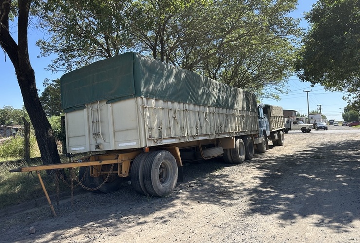 Imagen de Reclamo por un cami&oacute;n y acoplado en calle Kennedy, que est&aacute;n estacionados hace 3 a&ntilde;os y nadie los quita.