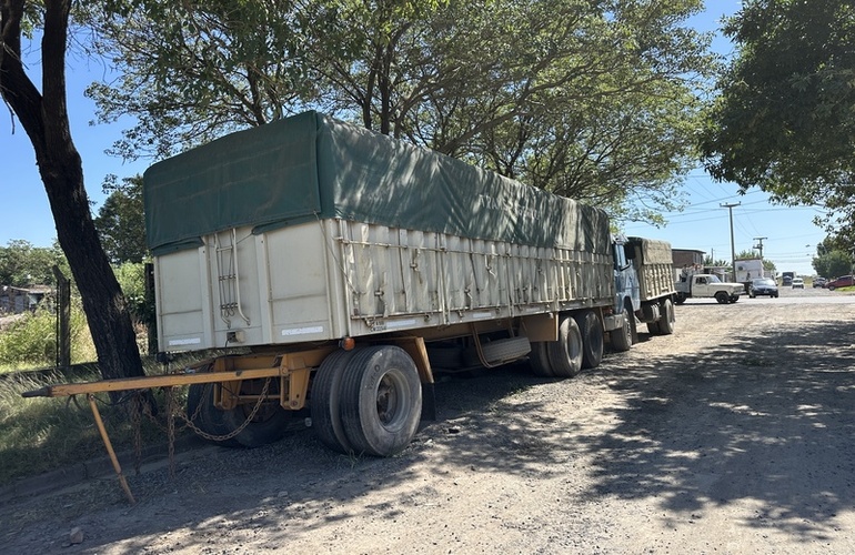 Imagen de Reclamo por un cami&oacute;n y acoplado en calle Kennedy, que est&aacute;n estacionados hace 3 a&ntilde;os y nadie los quita.